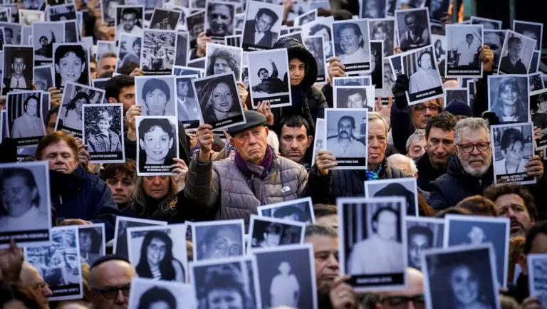 Procesan a ocho altos mandos iraníes y libaneses y allanan el camino hacia el juicio en ausencia