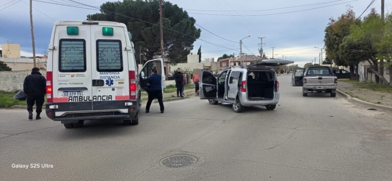 Choque entre una Fiat Qubo y un Ford Focus terminó con un conductor trasladado al Hospital