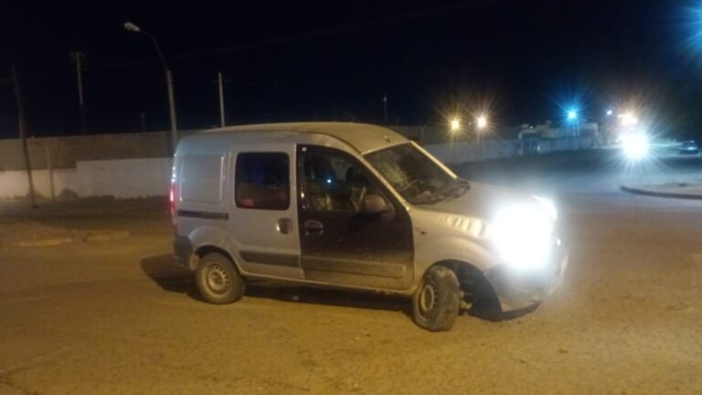 Quirno Costa: un bache mal señalizado dañó a dos autos