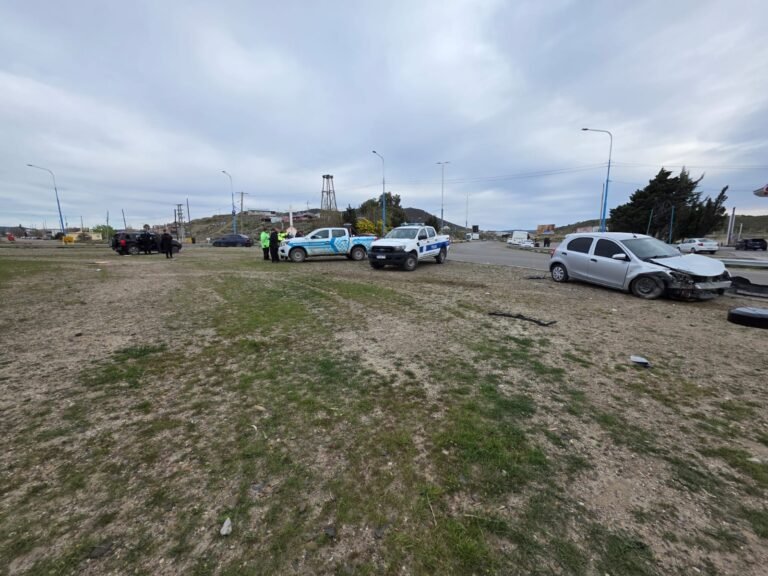 Fuerte choque entre una Ecosport y un Etios en el cruce de Ruta 3 y Ruta 39