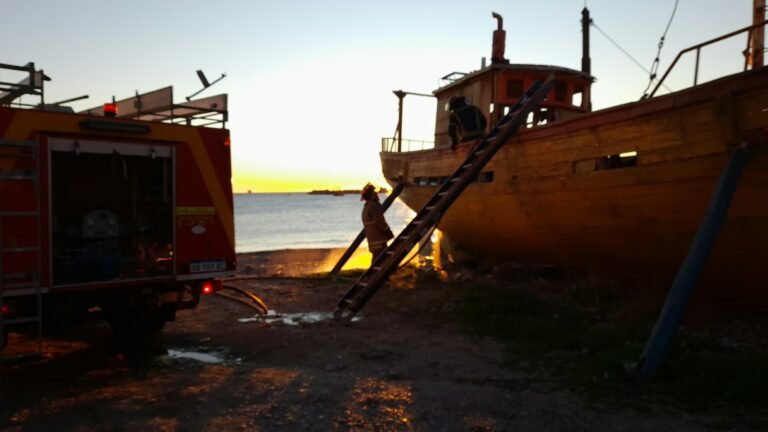 Incendio de barco abandonado en la costa del barrio Caleta Cordova