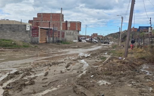 Barrio Malvinas: vecinos denuncian la intransitabilidad de las calles y temen la suspensión del colectivo