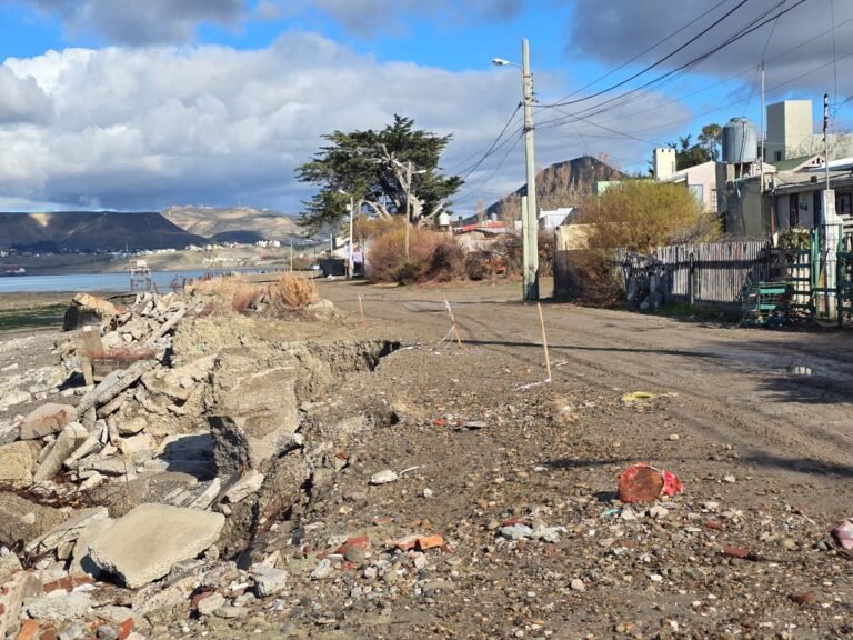 Vecinos del barrio Usina denuncian rellenos con basura y exigen obras definitivas ante la erosión costera