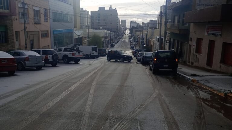 Chocó contra dos autos estacionados tras resbalar por la nieve acumulada en la calzada