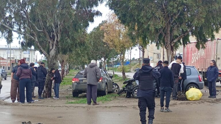 Choque entre dos vehículos sobre la Avenida Chile movilizó a los servicios de emergencia