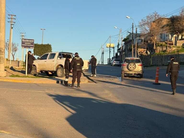 Choque entre dos vehículos en la intersección de Rivadavia y Kennedy dejó un herido