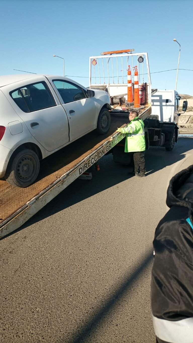 Chocó a dos autos en Km 3, huyó del lugar y dejó el vehículo abandonado en una rotonda