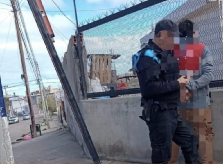 Atraparon a un hombre robando cables del alumbrado público en el barrio Ceferino