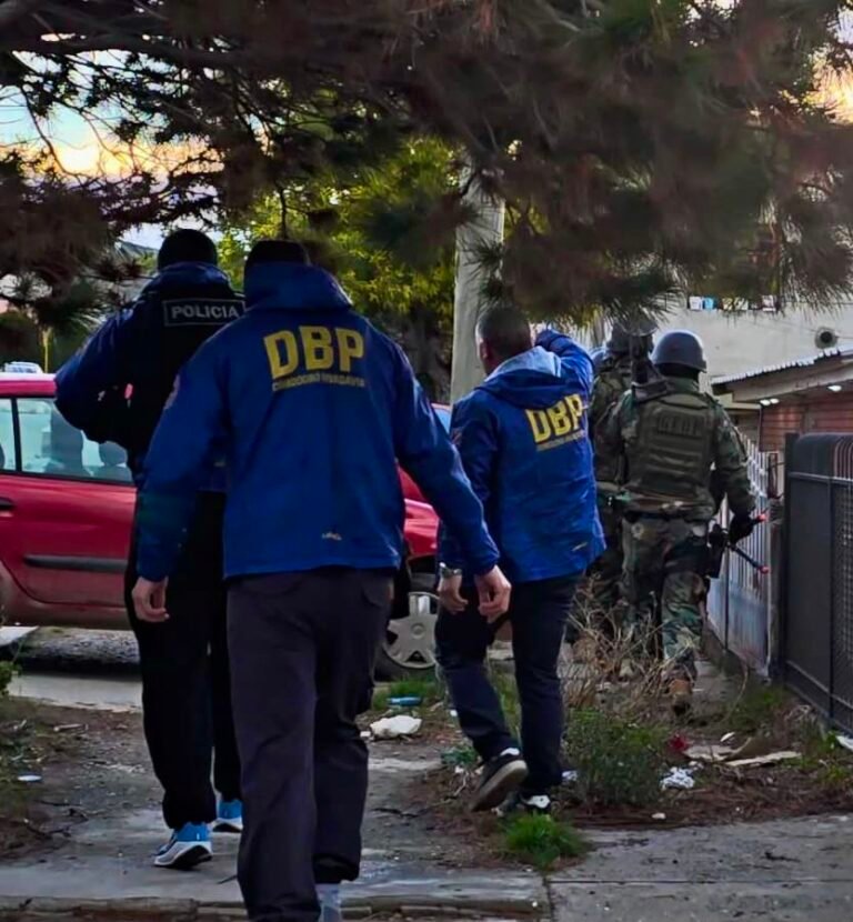 “Saben que los buscamos y se ocultan”: el detrás de escena de las capturas policiales en Comodoro