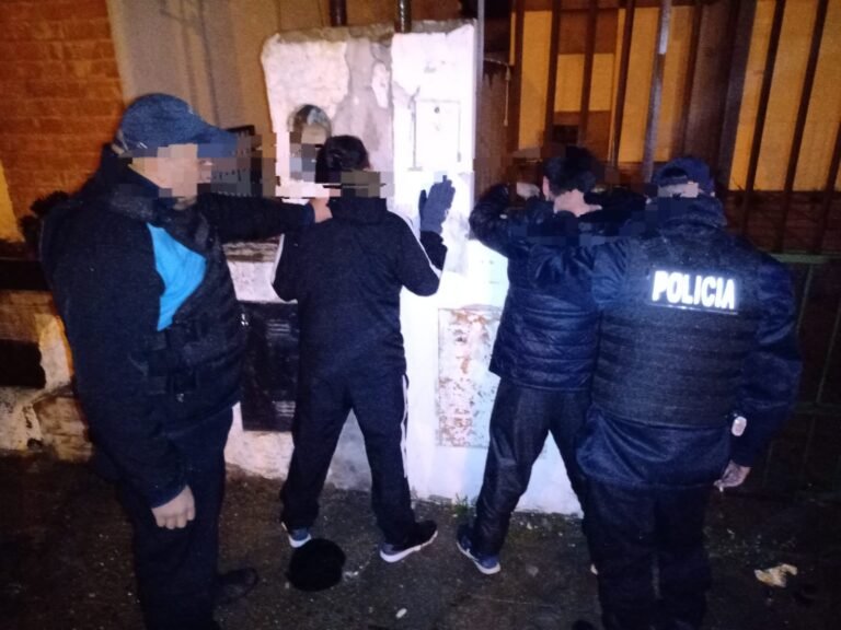 Dos detenidos por intentar ingresar a la casa de una jubilada mientras dormía