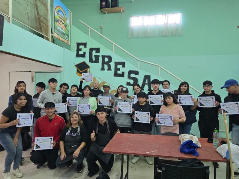 Entregan certificados a 25 graduados del curso de barbería con salida laboral