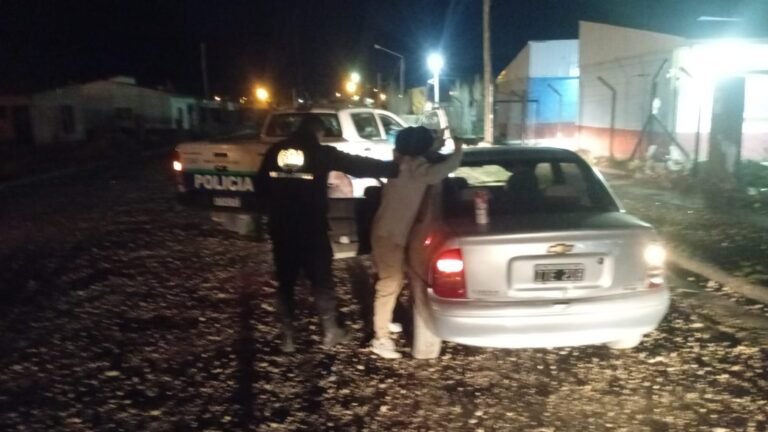 Dejó el auto con la llave puesta, se lo robaron y la Policía lo recuperó tras perseguir al ladrón