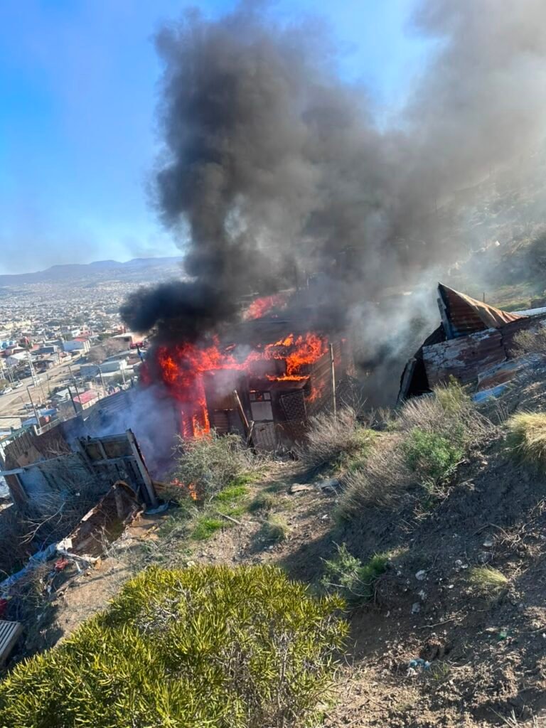 Trabajaron a pie para sofocar el fuego en una vivienda precaria sobre el cerro