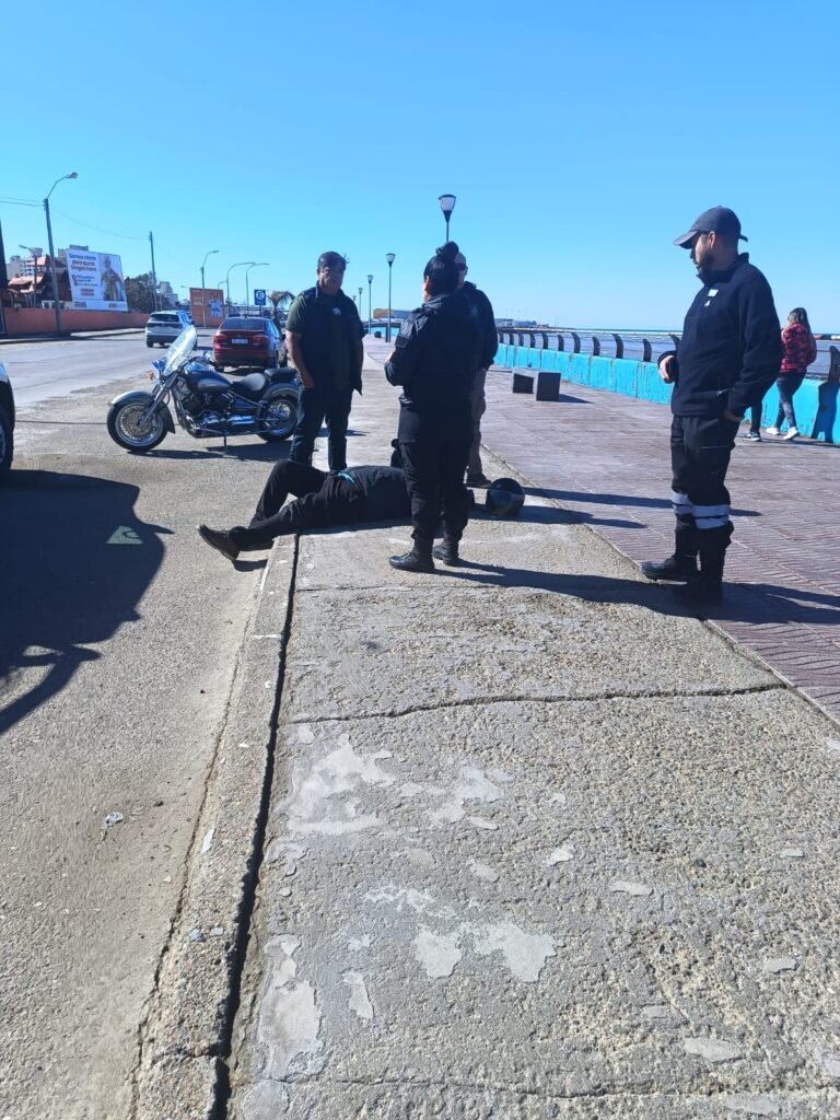 Un motociclista resultó herido tras despistar en el Paseo Costero