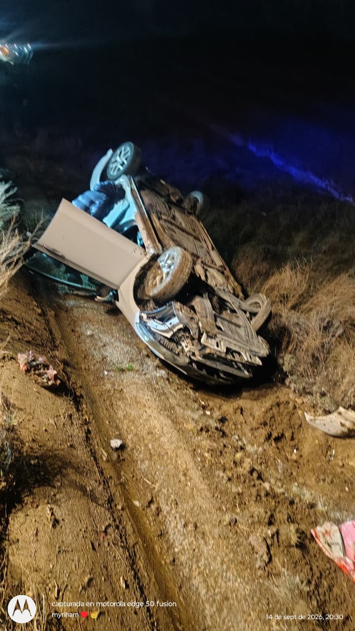 Un joven resultó ileso tras volcar con su auto en el Camino Roque González