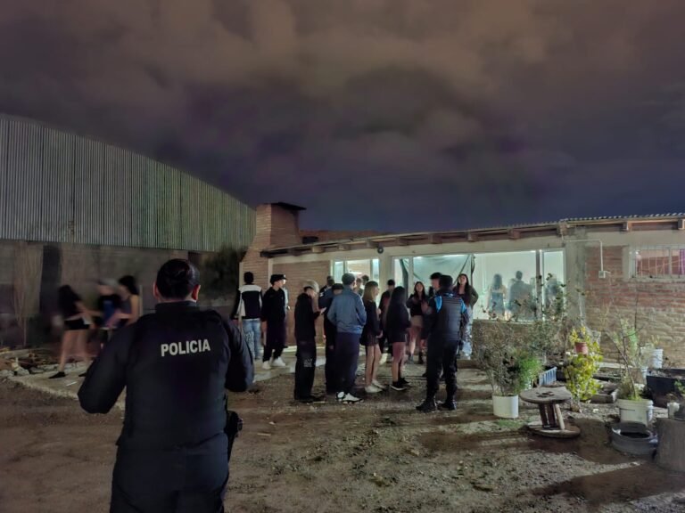 Barrio Industrial: cobraban $4.500 de entrada y vendían alcohol a menores en una fiesta clandestina