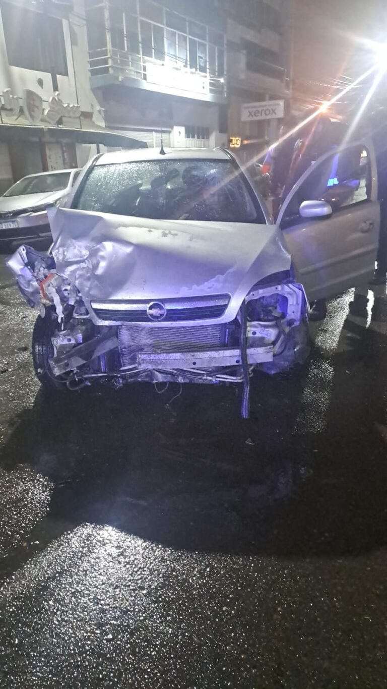 Un conductor borracho chocó a tres autos estacionados y casi termina linchado por los vecinos