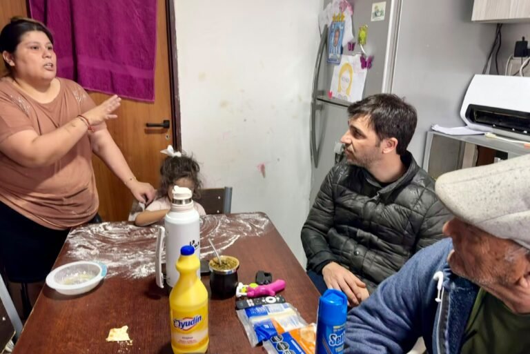 Torres recorrió los barrios afectados por las intensas lluvias en Comodoro Rivadavia