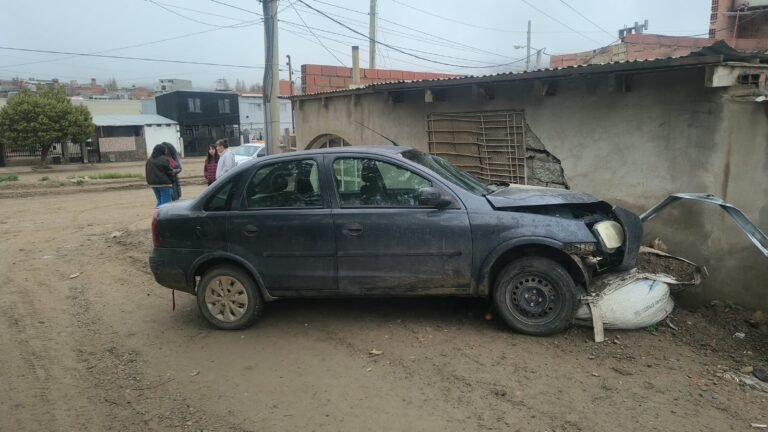 Manejaba borracha, chocó contra una vivienda y terminó hospitalizada