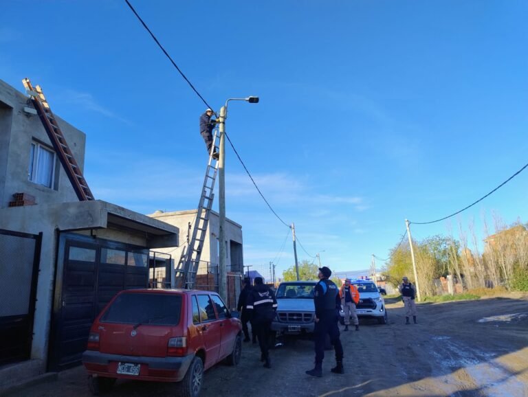 Detienen a dos electricistas conectados ilegalmente a la red eléctrica