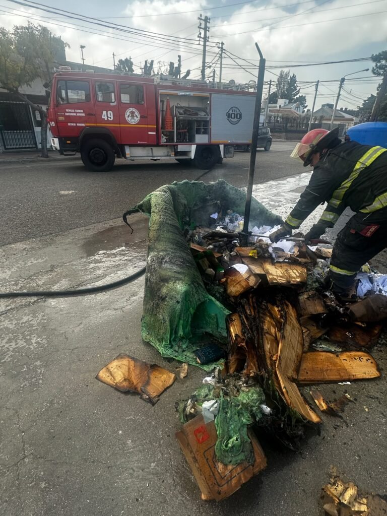 Fuego en un iglú de basura movilizó a los bomberos en Mosconi