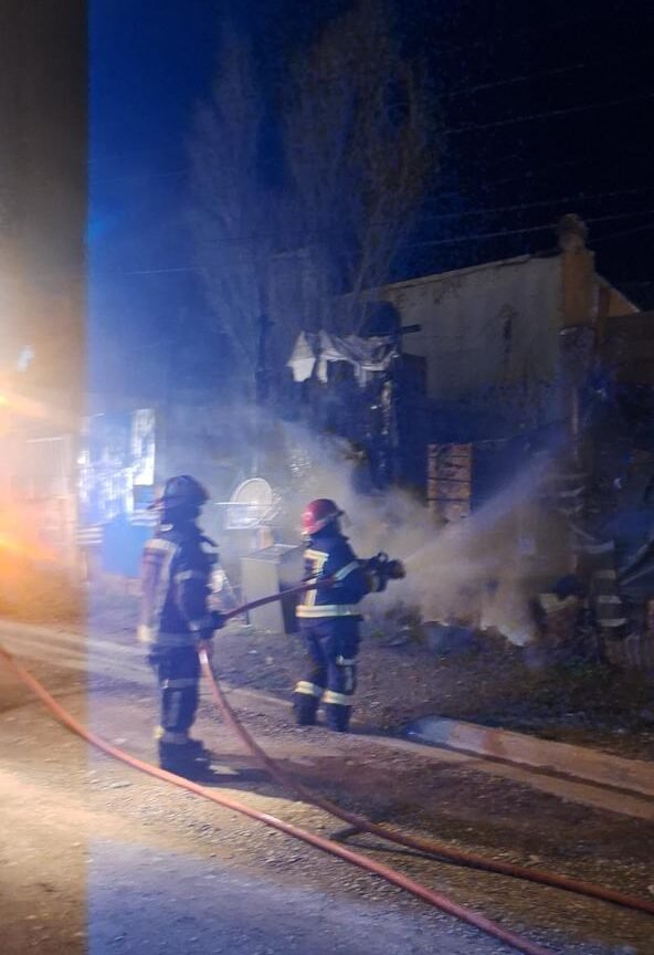 Pudo terminar en tragedia: un fuego consumió el cerco de una casa mientras su propietario dormía