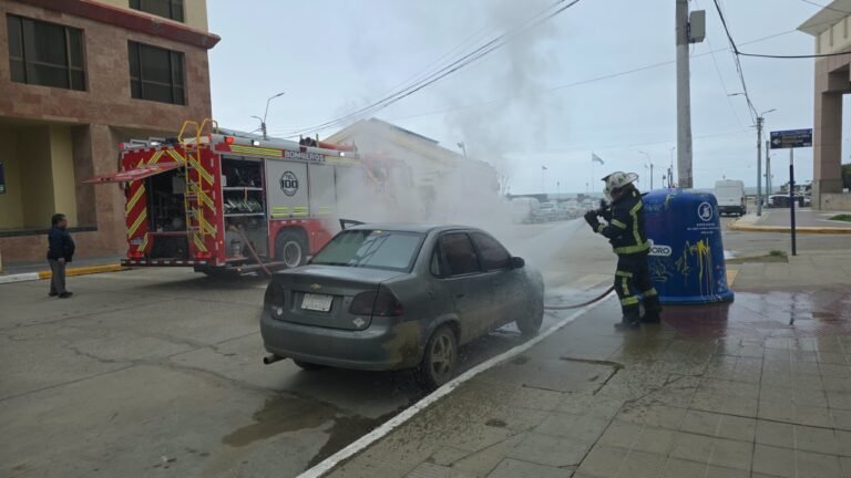 Se incendió un auto en pleno centro de la ciudad por una falla mecánica