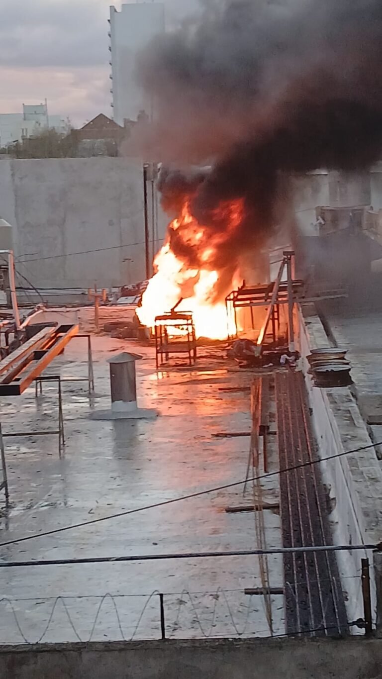 Un incendio accidental de neumáticos generó alarma en la Avenida Hipólito Yrigoyen