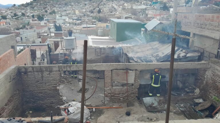 Un incendio destruyó una vivienda deshabitada en la esquina de Saavedra y Formosa