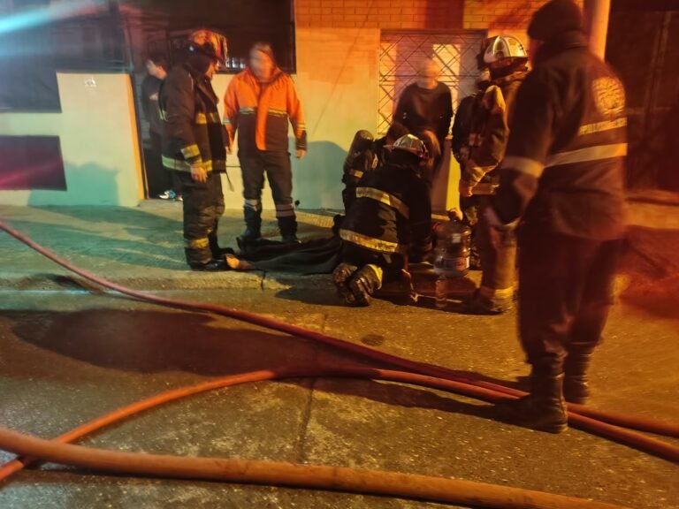 Rescataron a un jubilado atrapado en su casa mientras se incendiaba el garaje