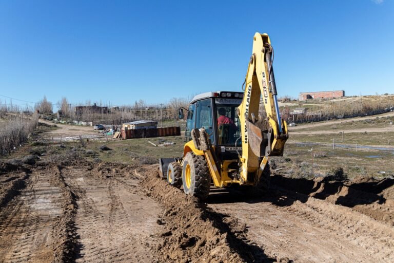 La Municipalidad avanza con el levantamiento de cercos en Km. 18 para garantizar la apertura de calles y el ordenamiento urbano