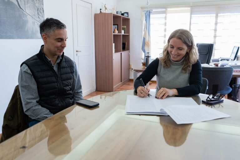 Se firmó el contrato para finalizar el Plan de Pavimentación Urbana de 77 cuadras