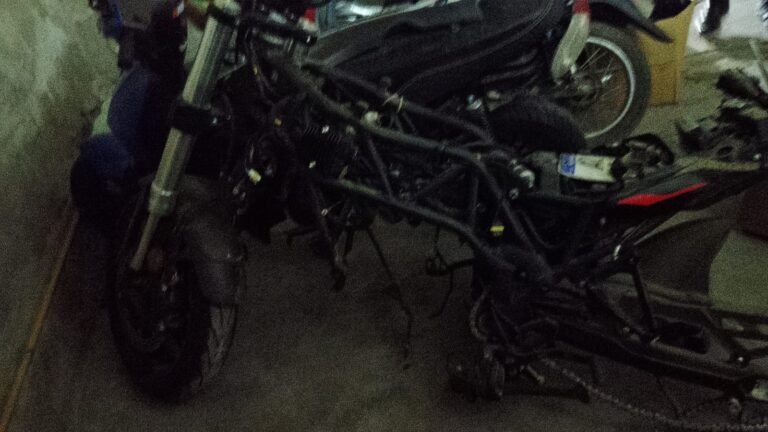 Recuperan autopartes de tres motos robadas tras un allanamiento en Comodoro