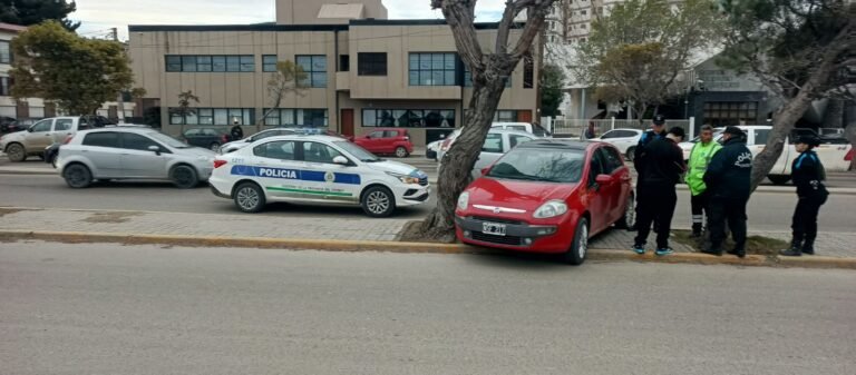 Un auto sin conductor cruzó la Avenida Yrigoyen y terminó sobre el boulevard