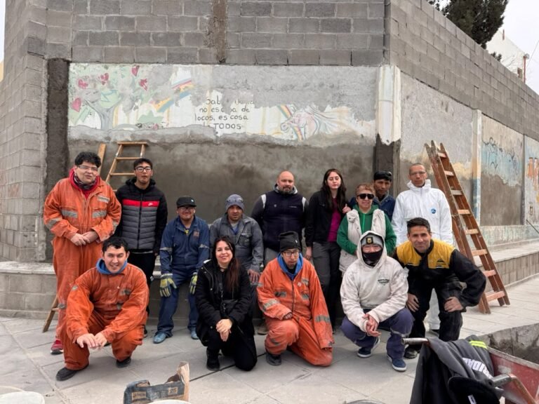 “Queremos ser un ejemplo para la sociedad”: Usuarios del centro de dia pintan un mural en el Hospital Regional