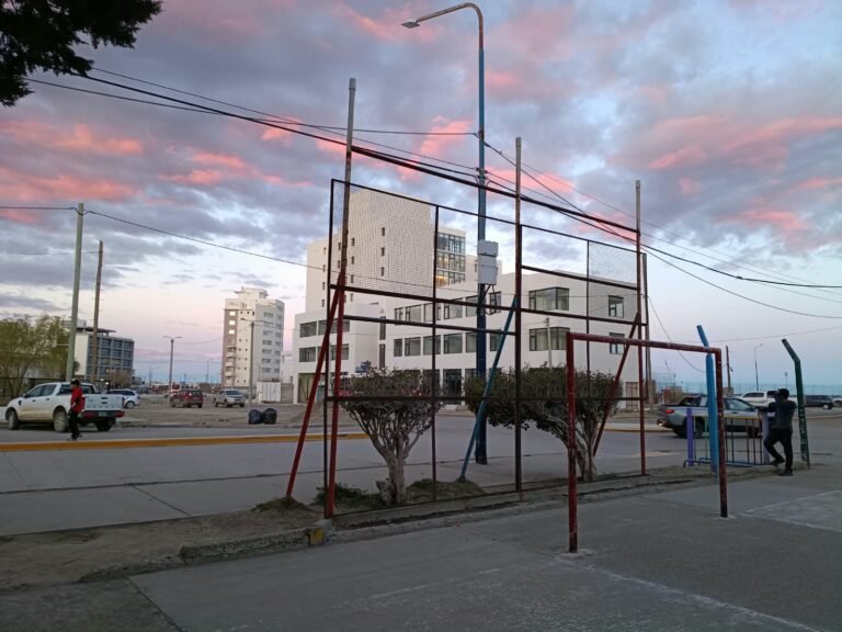 Plaza de las Torres: Exigen arreglos en la cancha de fútbol para proteger a los niños