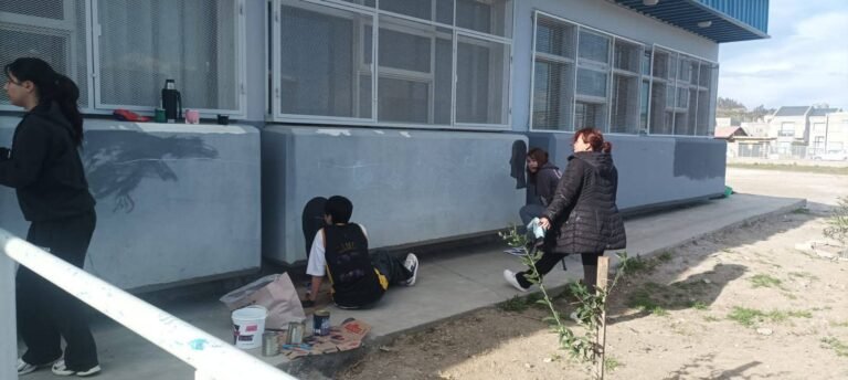 Estudiantes buscan donaciones para avanzar con el embellecimiento de la Escuela