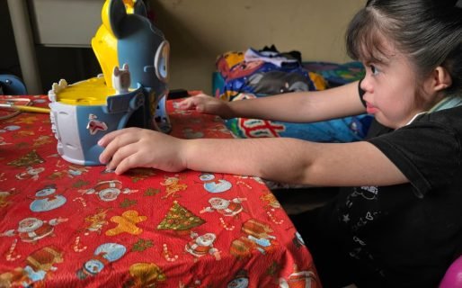 Una madre reclama ante la obra social SEROS por enfermera escolar y leche medicada para su hija