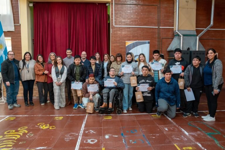 La SCPL y la Escuela 521 entregaron certificados de orientación laboral a sus estudiantes