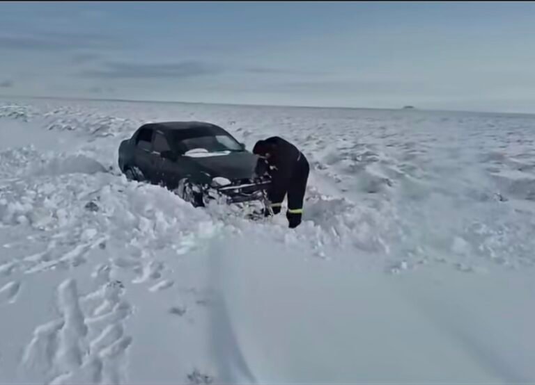 Rescatan a una mujer y a su hija de 2 años tras quedar varadas por la nieve en la ruta