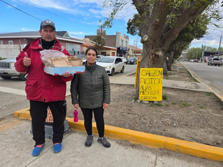 “Trabajar para que no nos falte nada”: la lucha de una familia que vende en la calle