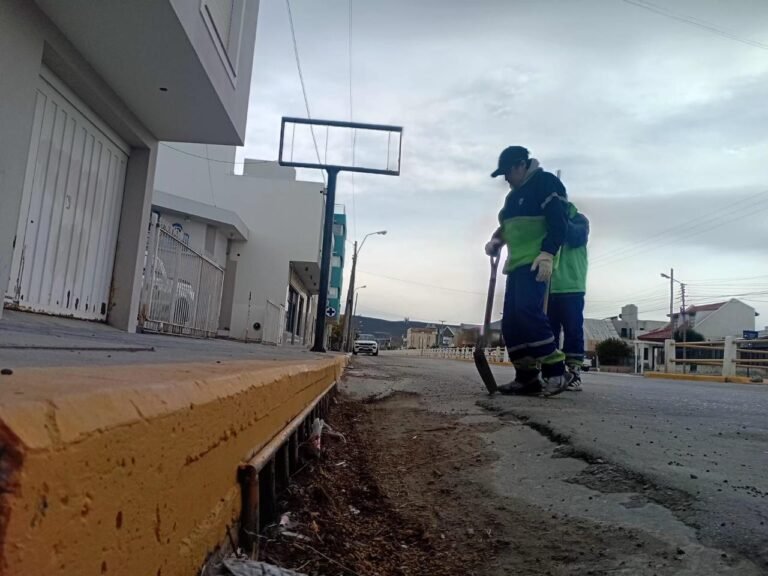 Urbana reforzó el mantenimiento de pluviales y pidió no sacar la basura por la alerta de lluvias