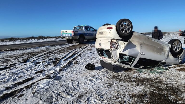 Despiste y vuelco en la Ruta 3: salvaron sus vidas de milagro y corrieron para llegar a su vuelo