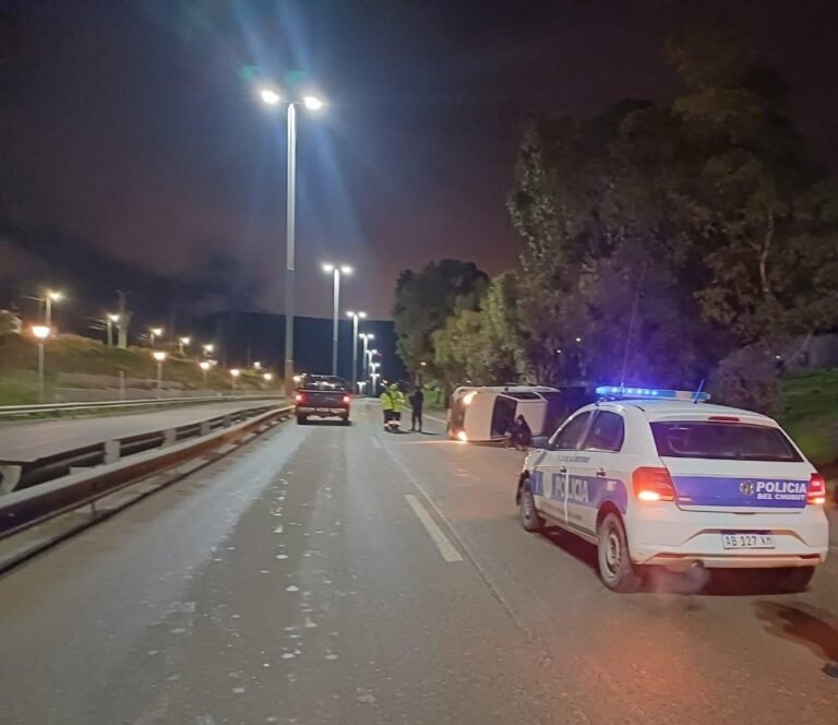 Perdió el control de su Hilux, cruzó de carril y terminó volcando en barrio Mosconi