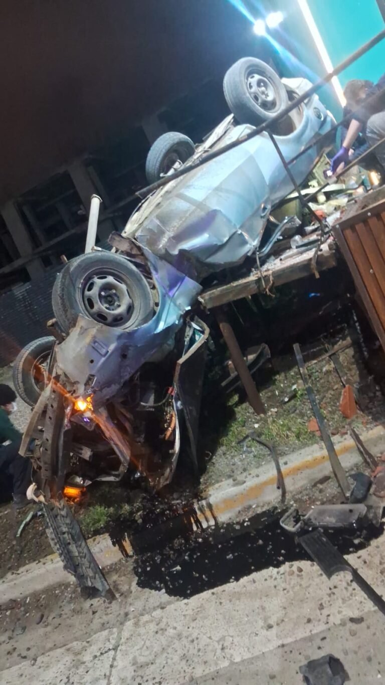 Trágico vuelco en la Avenida Ducos: un adolescente murió y otro resultó herido