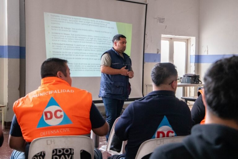 Bomberos y trabajadores municipales realizaron un simulacro de evacuación