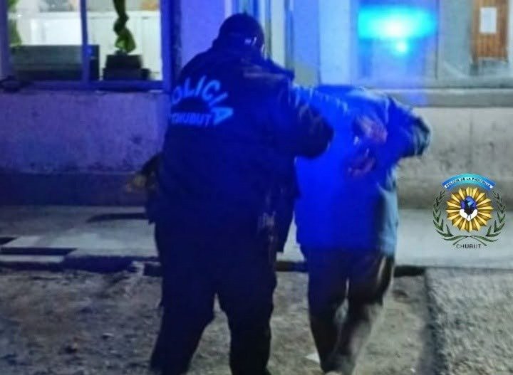 Quiso ingresar a una vivienda y lo encontraron dentro del garaje
