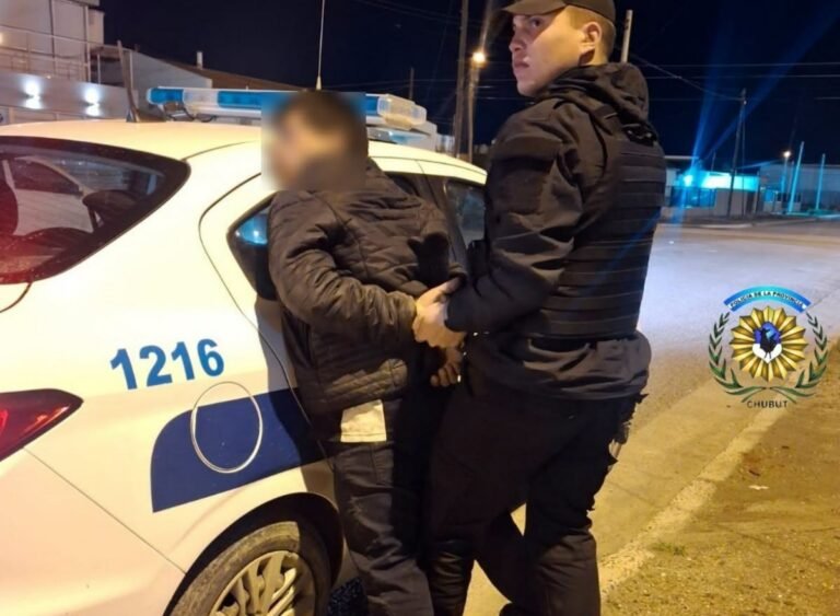 Aprehendieron a un hombre que fue encontrado dentro del patio de una vivienda