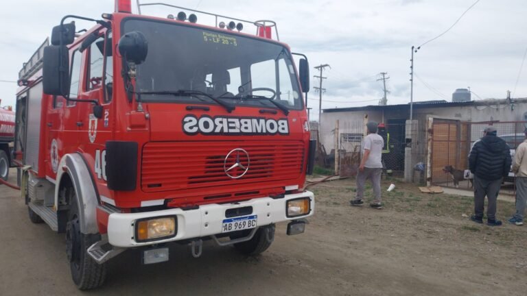 Una mujer debió ser asistida tras el incendio de su vivienda en Km 8