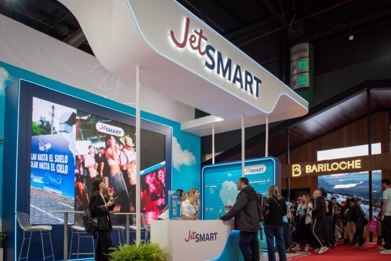 Comodoro avanza en un acuerdo con JetSMART para impulsar el turismo de avistaje de ballenas